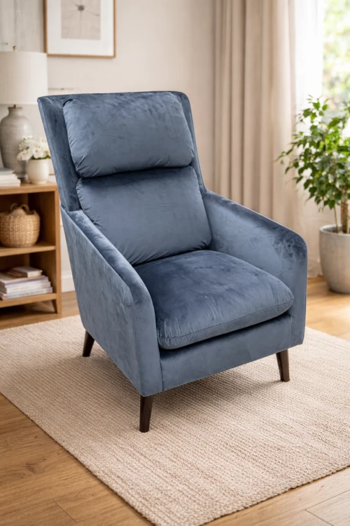 Niebieski fotel w jasnym salonie.png