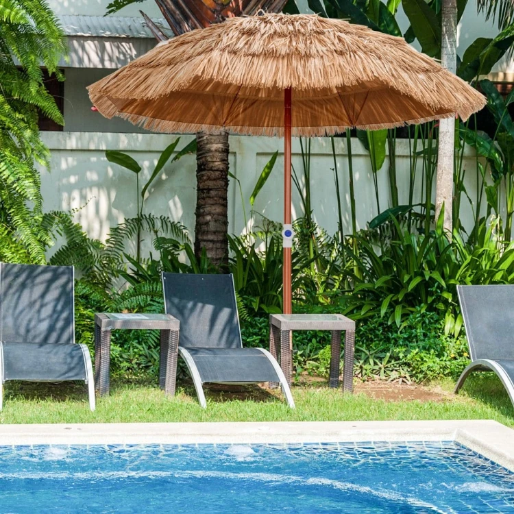 Parasol-plazowy-ogrodowy-w-stylu-hawajskim (5).webp